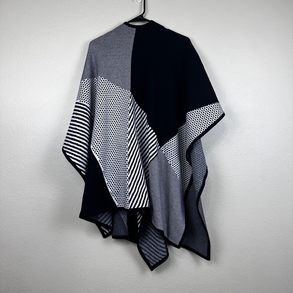 Chico's Geo Graphic Jacquard Poncho Cape One size - Picture 6 of 6